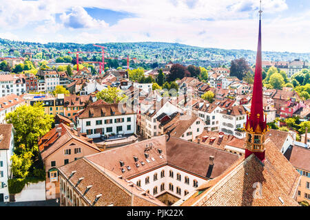 Blick auf das historische Stadtzentrum von Zürich mit berühmten Fraumunster Kirche Stockfoto