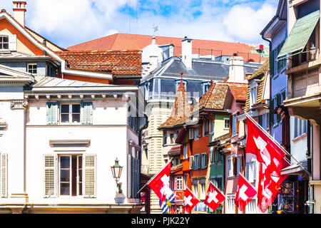 Augustinergasse in Zürich mit Fahnen der Schweiz Stockfoto