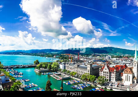 Blick auf das historische Stadtzentrum von Zürich mit berühmten Fraumunster Church und River Lake Zurich Stockfoto