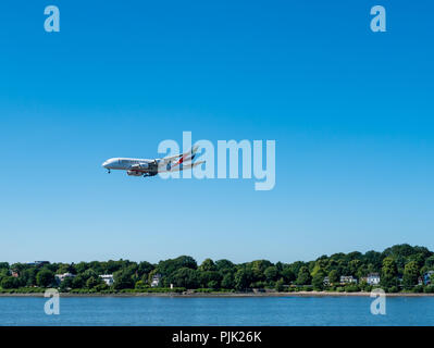 Hamburg, Deutschland - Juli 07, 2018: Airbus A380 in low level Flug für den Landeanflug auf Airbus Industries am sonnigen Tag in Hamburg, Deutschland. Stockfoto