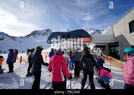 Österreich, Tirol, Stubaital, Neustift, Stubaier Gletscher, Gamsgarten, Talstation Rotadl Bahn, 2627 m, Skifahrer in einer Warteschlange Stockfoto