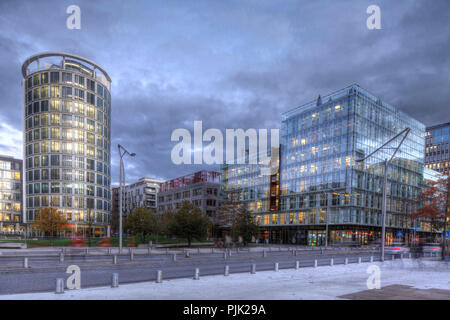 Oval Wohnturm, Vasco da Gama Platz, Hafencity bei Dämmerung, Hamburg, Deutschland, Europa Stockfoto