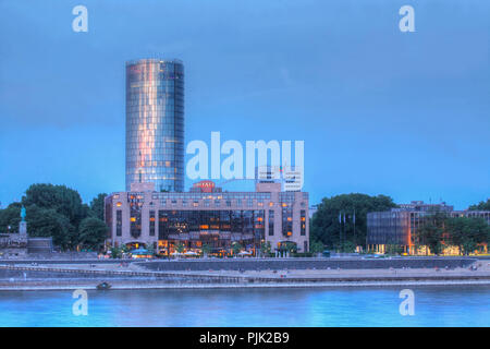 Treppe auf dem Rhein Boulevard, Köln Triangle und Hotel Hyatt Regency in der Dämmerung, Deutz, Köln, Nordrhein-Westfalen, Deutschland, Europa Stockfoto