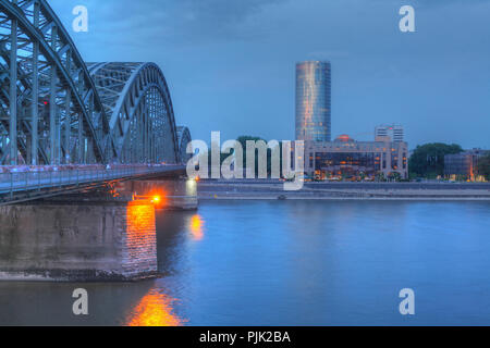 Hohenzollern Brücke, Treppe auf dem Rhein Boulevard, Köln Triangle und Hotel Hyatt Regency in der Dämmerung, Deutz, Köln, Nordrhein-Westfalen, Deutschland, Europa Stockfoto