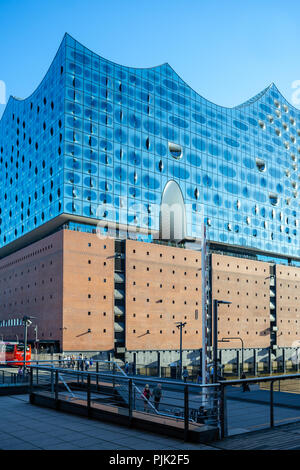 Hamburg, Deutschland - Mai 07, 2018: Blick auf die Elbphilharmonie am sonnigen Tag in Hamburg, Deutschland mit Bummeln und auf der Aussichtsplattform. Stockfoto
