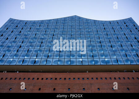 Hamburg, Deutschland - Mai 07, 2018: Blick von unten an der Fassade der Elbphilharmonie mit mehreren Personen an der Aussichtsplattform in Hamburg, Deutschland. Stockfoto