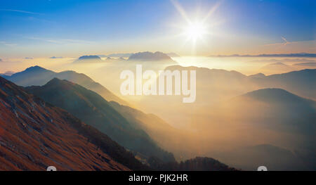 Österreich, Tirol, Thiersee, Sonnenaufgang am hinteren Sonnwendjoch Stockfoto