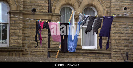 Kleidung heraus hängen auf der Wäscheleine zum Trocknen in Saltaire Yorkshire, Großbritannien Stockfoto