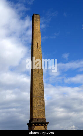 Hoher Schornstein bei Salts Mill Saltaire Yorkshire, Großbritannien. Stockfoto