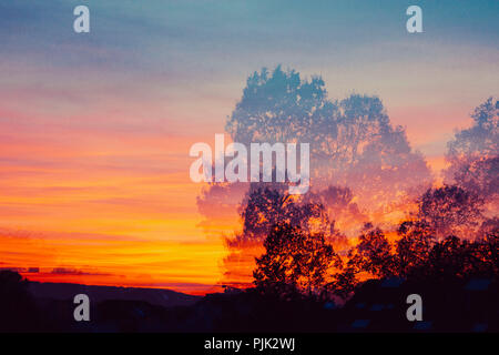 Sonnenuntergang über den Teutoburger Wald in Bielefeld Stockfoto