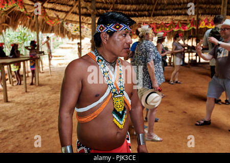 Chagres River National Park, Panama - 22. April 2018: Die Einheimischen Embera Mann mit authentischen handgefertigten Schmuck Stockfoto