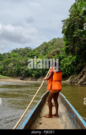 Chagres River National Park, Panama - 22. April 2018: Die Einheimischen Embera mann Lenkung ein Einbaum auf dem Fluss Stockfoto