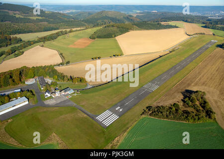 Luftaufnahme, Flugplatz schüren, EDKM, Runway 04, Schüren, Kreis Meschede, Meschede, Sauerland, Nordrhein-Westfalen, Deutschland Stockfoto