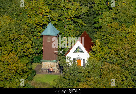 Luftaufnahme, Brauersdorf Glockenturm und Waldkapelle, Netphen, Siegerland, NRW, Deutschland Stockfoto