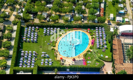 Luftaufnahme, Camping La Quercia Lazise,?? Swimmingpool mit Liegewiese, Sonnenschirmen, Gardasee, Lago di Garda, Lazise,?? nördlichen Italien, Venetien, Italien Stockfoto