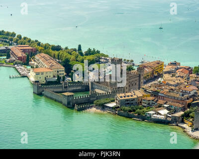 Luftaufnahme, Scaliger Burg Castello Scaligero, Halbinsel von Sirmione am Gardasee, Lago di Garda, Sirmione, Italien, Lombardei, Italien Stockfoto