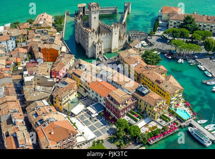 Luftaufnahme, Scaliger Burg Castello Scaligero, Halbinsel von Sirmione am Gardasee, Lago di Garda, Sirmione, Italien, Lombardei, Italien Stockfoto