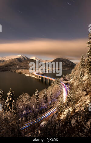 Nacht geschossen auf die winterlichen Sylvensteinsee im Karwendel mit Not, nach einem Krankenwagen nach Sturz Stockfoto