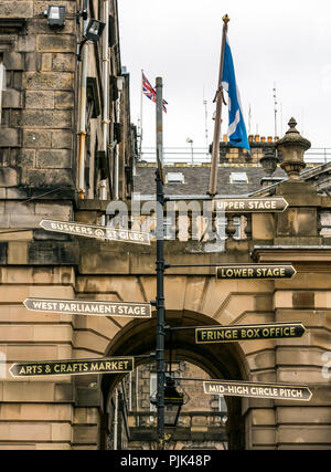 Temporäre Festivalgelände Anzeichen, in verschiedene Richtungen im City Chambers, Royal Mile, Edinburgh, Schottland, Großbritannien Stockfoto