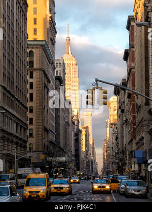 Street Scene mit Yellow Cabs und Empire State Building in Manhattan, New York City, USA Stockfoto