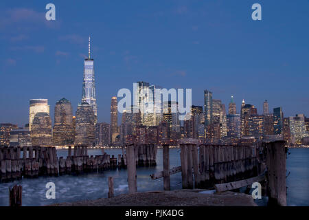 Blick auf die Skyline von Manhattan, New York City, USA, fotografiert vom Battery Park in New Jersey, Eisschollen auf dem Hudson River, Stockfoto