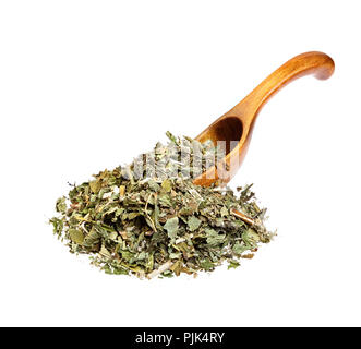 Getrocknete Minze auf dem Löffel aus Holz. Hochauflösendes Foto. Stockfoto