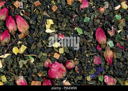 Mischung pflanzliche Blumen Früchte Tee mit Blütenblättern und trockene Beeren. Hochauflösendes Foto. Stockfoto