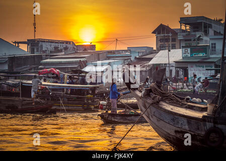 Asien, Südostasien, South Vietnam, Vietnam, Mekong Delta, schwimmenden Markt bei Sonnenaufgang Stockfoto