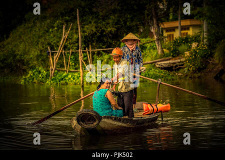 Asien, Südostasien, South Vietnam, Vietnam, Mekong Delta, Mann und Frau in einem Boot Stockfoto