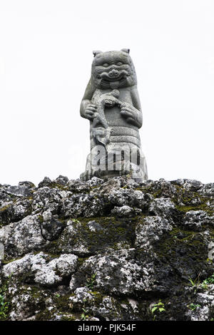 Skulptur in der Tamaudun Mausoleum von Naha auf der Insel Okinawa in Japan Stockfoto