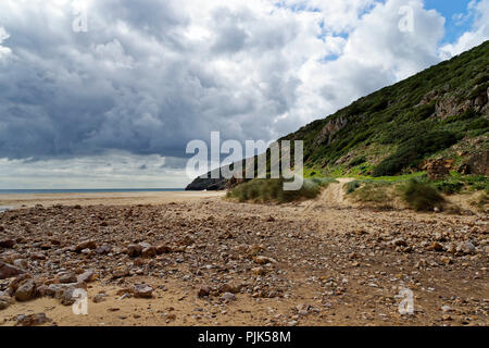 Praia da Salema in der Nähe von Figueira auf dem imposanten felsigen Ufern des Atlantik im Parque Natural do Sudoeste Alentejano e Costa Vicentina Stockfoto