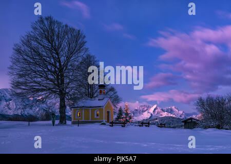 Deutschland, Oberbayern, Kapelle Maria Rast bei Krün im Winter, Dämmerung, Stockfoto