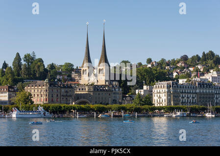 Blick auf die North Bank mit Hofkirche St. Leodegar, Luzern, Vierwaldstätter See, Kanton Luzern, Schweiz Stockfoto