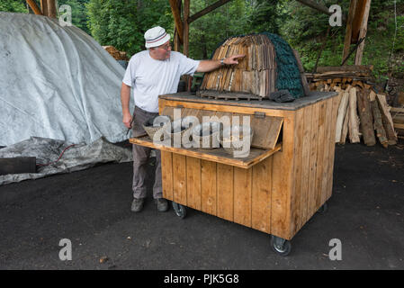 Herr Rennggli der letzten Köhler in der Schweiz, Entlebuch, Biosphärenreservat Entlebuch, Kanton Luzern, Schweiz Stockfoto
