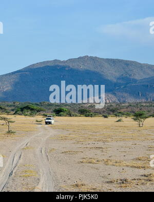 Safari Abenteuer gegen einen Berg Hintergrund, Samburu, Kenia Stockfoto