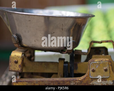 In der Nähe der traditionellen alten Gleichgewicht Waage mit großen und Deep Silver Metall (Schüssel). Stockfoto