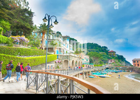 LEVANTE ITALIEN - 24. APRIL 2011; wenige Touristen auf Cinque Terre Walking Trail entlang führen erhöhte Weg vorbei an Hanglage Gebäude und Strand in Mediterr Stockfoto