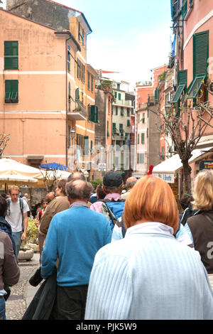 MONTEROSSO ITALIEN - 24. APRIL 2011; vertikale Komposition gedrängten Straße in kleinen Cinque Terre Stadt als Touristen zwischen den großen charakteristischen apa Spaziergang Stockfoto