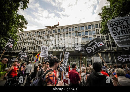 Anti-kriegs-Proteste vor US-Botschaft in London über die westliche militärische Intervention in Syrien Stockfoto