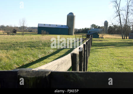 Silos auf Farm im ländlichen Virginia, USA Stockfoto