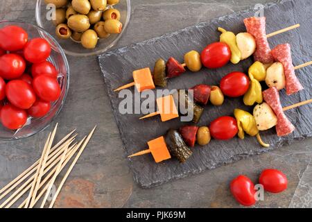 Spieß Häppchen mit Käse-, Fleisch- und Pickles Draufsicht auf einer Schiefertafel server Stockfoto