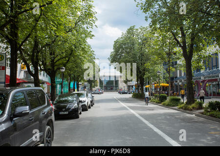 Blick auf den Bahnhof in die Bahnhofstraße, Rosenheim, Bayern, Deutschland Stockfoto