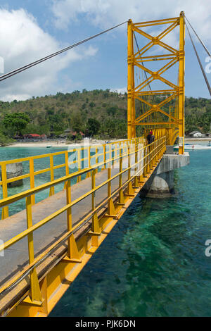 Gelbe Brücke von Nusa Lembongan, Nusa Ceningan, Bali, Indonesien Stockfoto