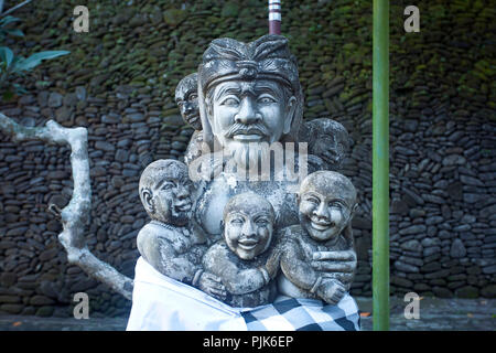 Männliche Tempel Statue mit Kindern im Tempel Tirtha Empul Tampaksiring, Ubud, Bali, Indonesien Stockfoto