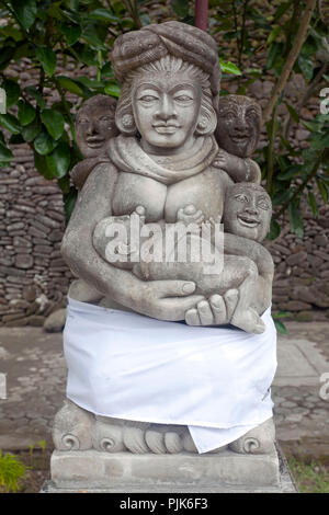 Weibliche Tempel Statue mit Kindern im Tempel Tirtha Empul Tampaksiring, Ubud, Bali, Indonesien Stockfoto