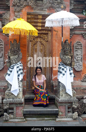 Asiatische Frau vor dem Eingang des Tempels Tirtha Empul Tampaksiring, Ubud, Bali, Indonesien Stockfoto