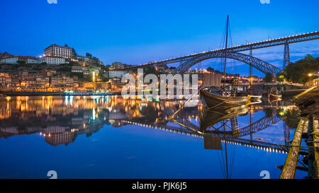 Historische Stadt Porto, Portugal in der Nacht mit dem Dom Luiz Brücke Stockfoto