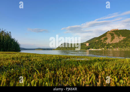 Visegrád (Plintenburg), Donau, Obere und Untere Schloss, Ansicht von Nagymaros in Ungarn, Pest, Donauknie (Dunakanyar) Stockfoto