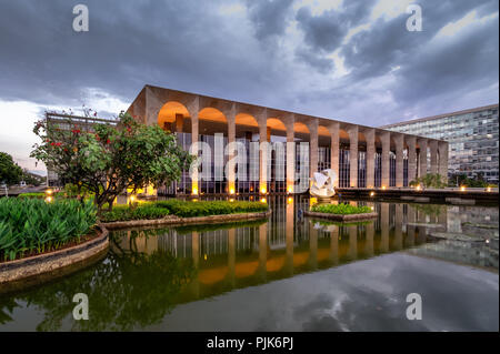 Itamaraty Palace bei Nacht beleuchtet - Brasilia, Distrito Federal, Brasilien Stockfoto