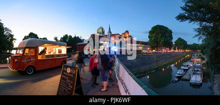 Esztergom (Gran), Fluss Kis Duna (Kleine Donau), Castle Hill, die Basilika, die Innenstadt von Pfarr- Kirche auf einem Festival in Ungarn, Komarom-Esztergom, Stockfoto